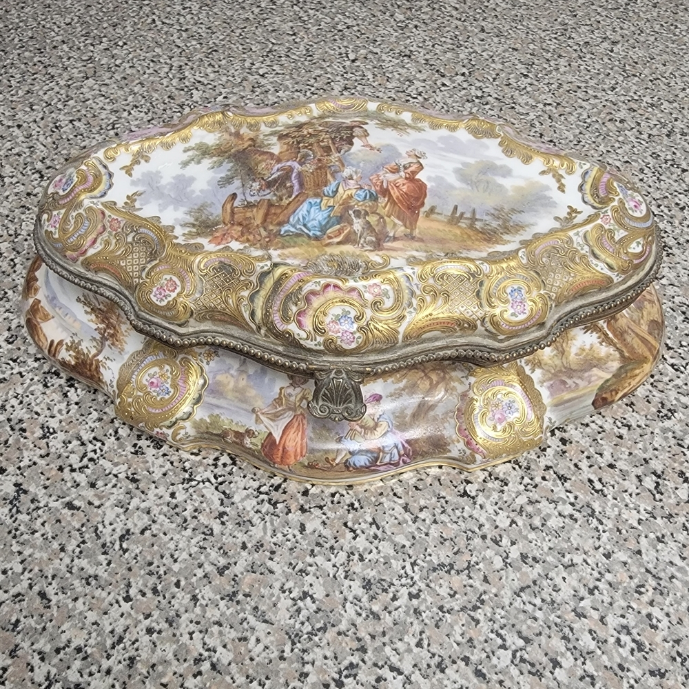 Choicy-le-roy french bonbonniere sweetmeat dish with cover. Antique decor